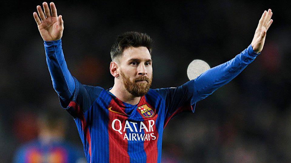 Selebrasi Lionel Messi usai membobol gawang RCD Espanyol dan menjadi penutup gol untuk Barcelona. Copyright: © David Ramos/Getty Images